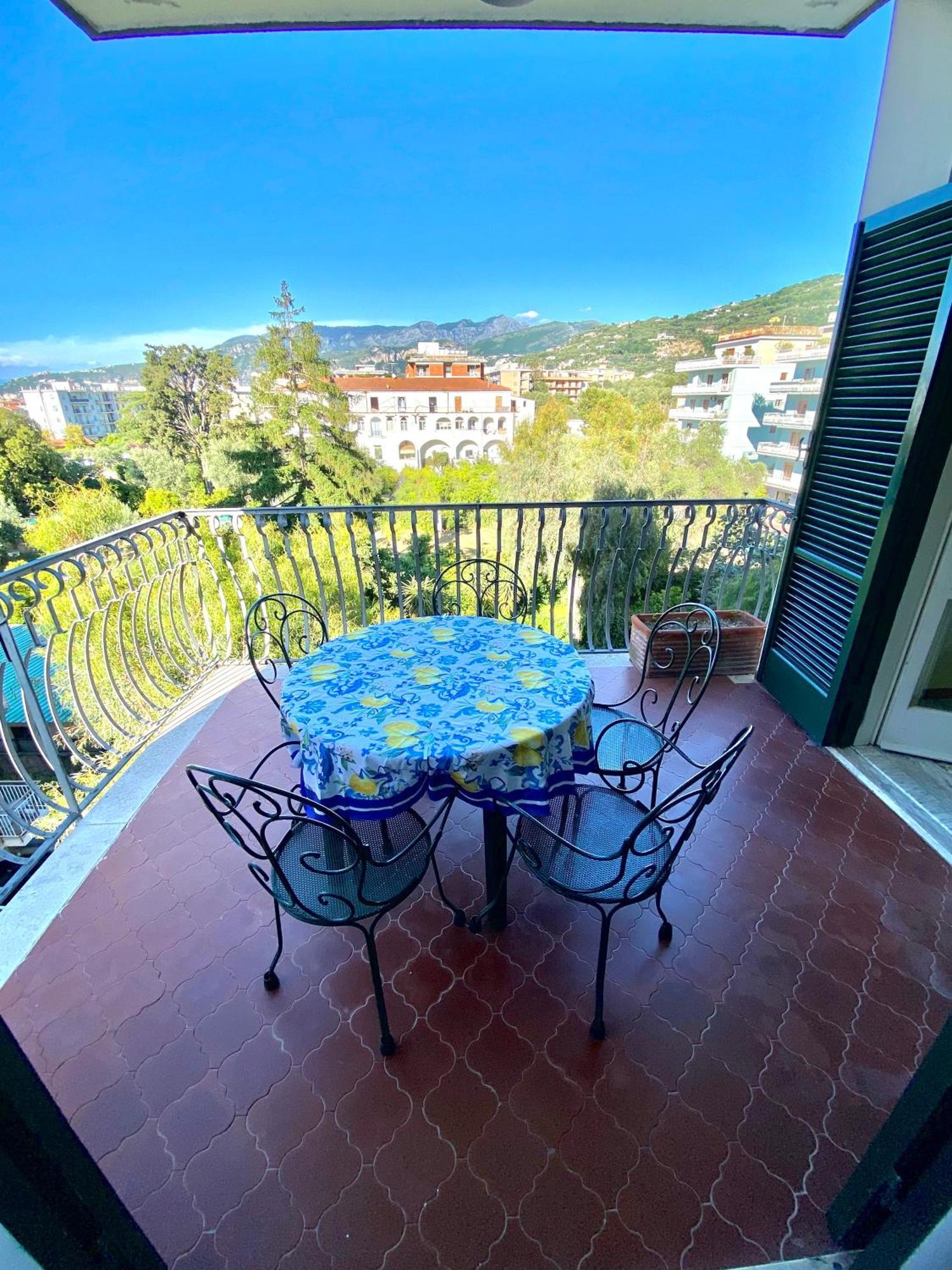 Casa Mar - Elegant Apartment With Pool And Panoramic Terrace In The Heart Of Сорренто Екстер'єр фото